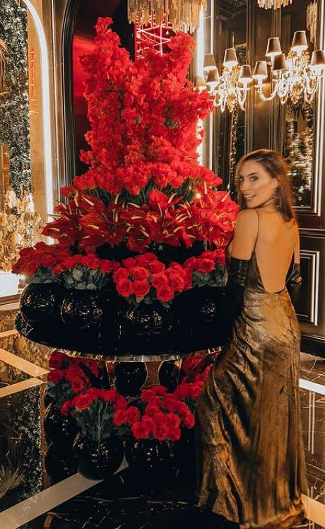 Marija Egelja sa stomakom do zuba u miniću