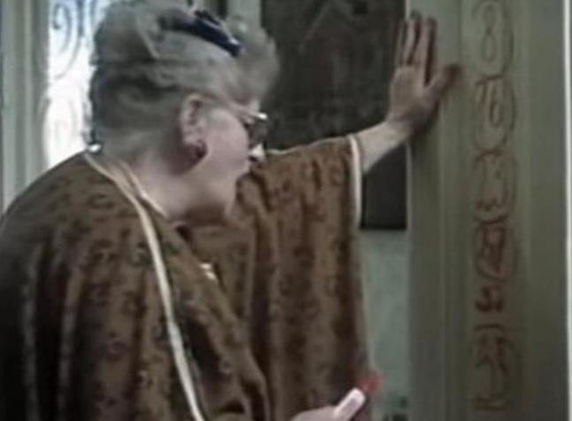 Rahela Ferari u filmu Tesna koža - izvlači loto brojeve