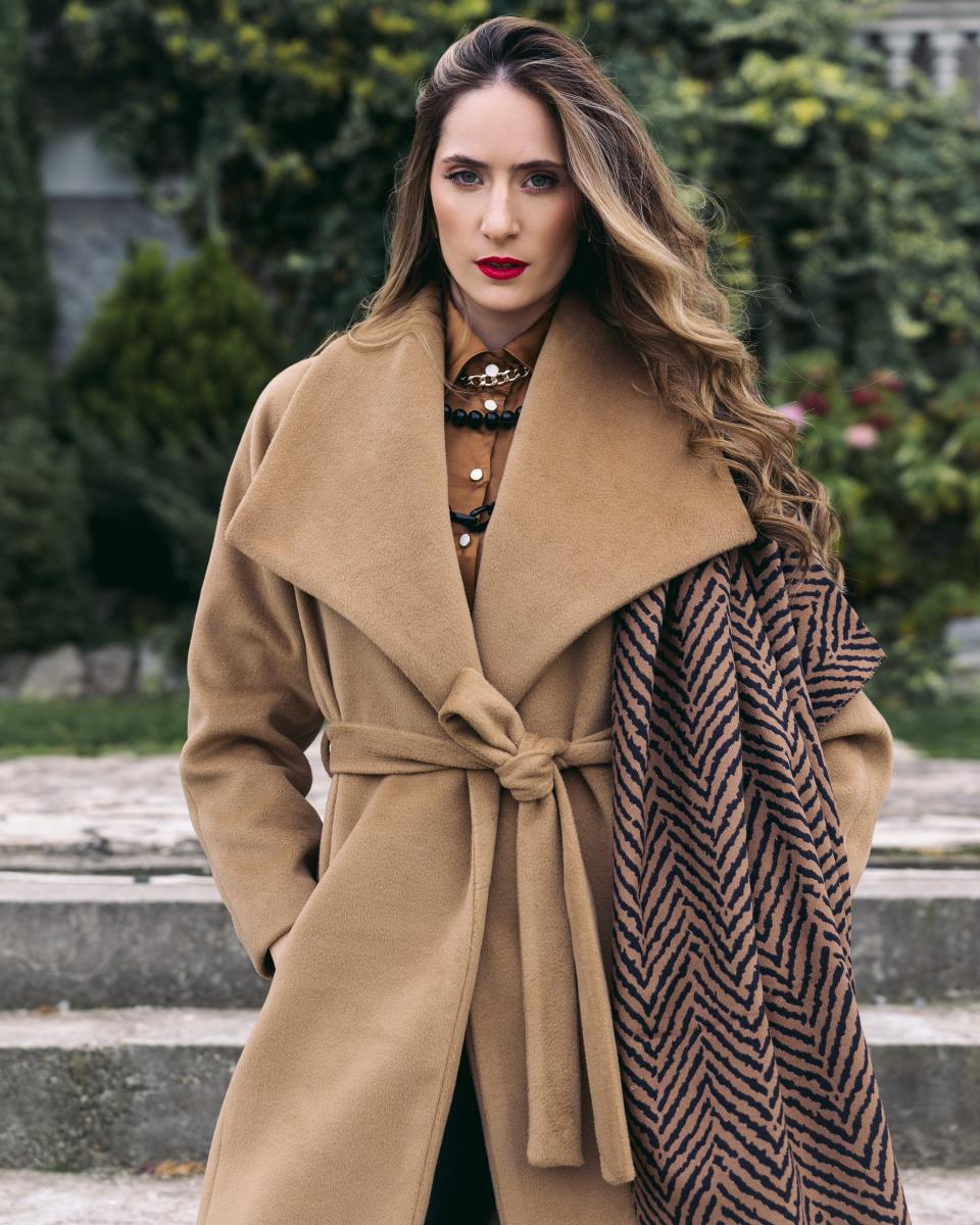 Marija Bergam pozira u smeđem kaputu