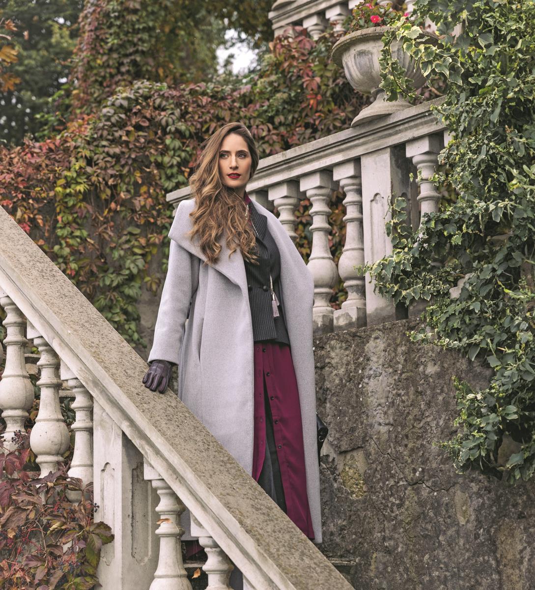 Marija Bergam pozira u sivom kaputu