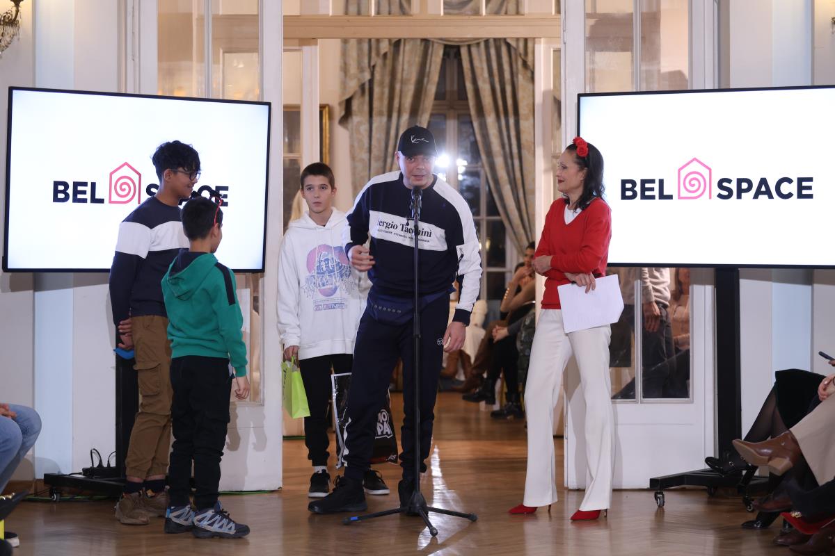 Djus urucuje poklone.JPG