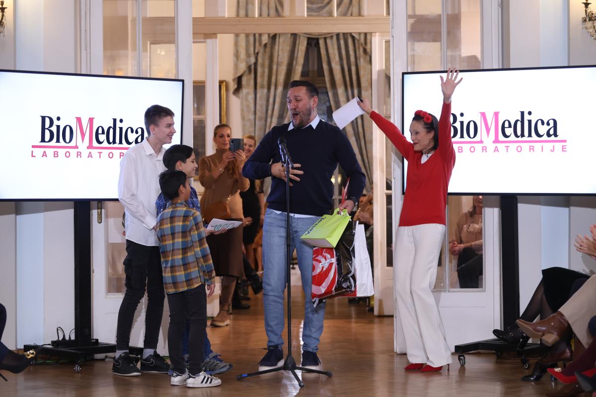 Nigor urucuje poklone.JPG