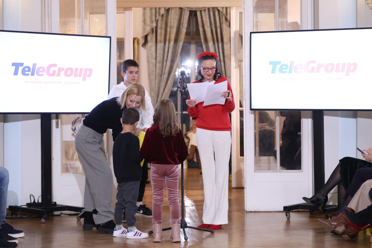 Tamara Aleksic urucuje poklone.JPG