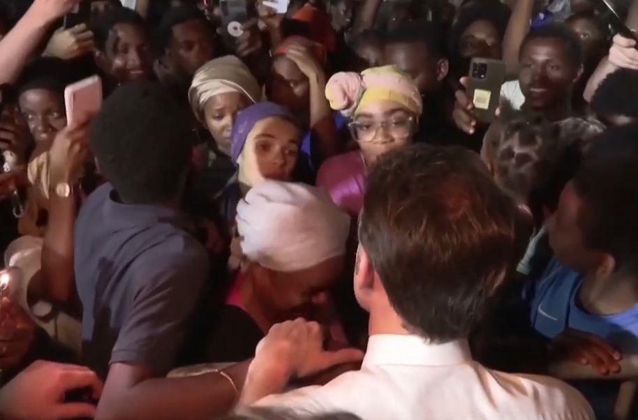 2024-12-20 09_45_17-Macron booed by crowd as he arrives to cyclone-hit Mayotte - YouTube — Mozilla F.jpg