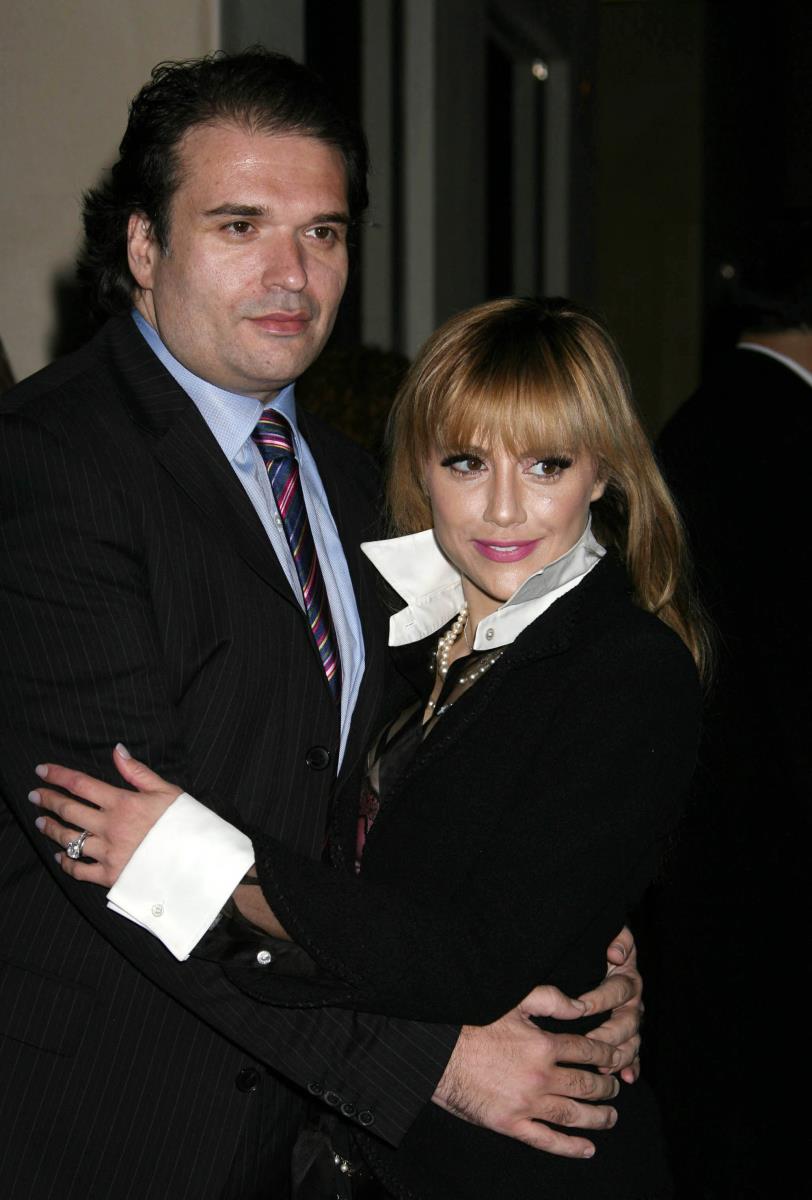 Britani Marfi u crnom odelu