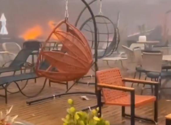 Putnici ulaze u avion i ginu