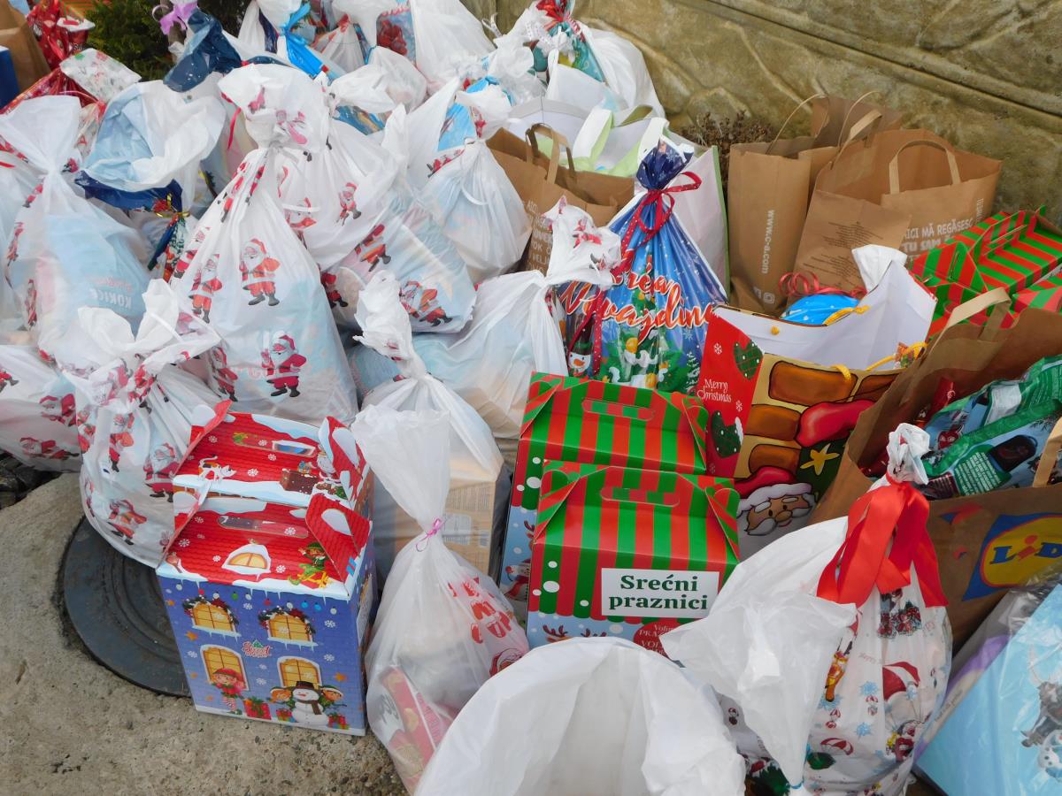 LOZNICA - Više od 250 paketića.JPG