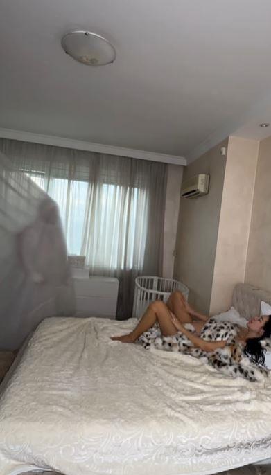 Adam Adaktar u ulozi akušera