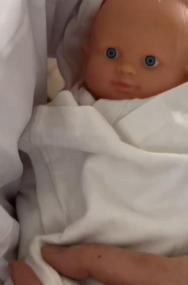 Adam Adaktar u ulozi akušera