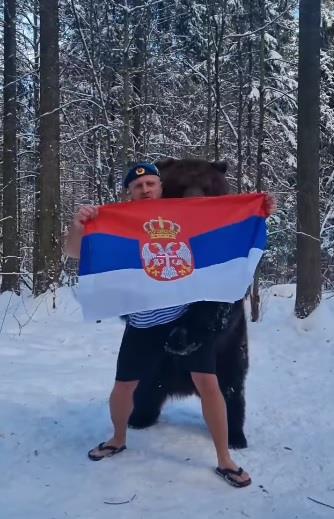 Sergej sa srpskom zastavom (4).jpg