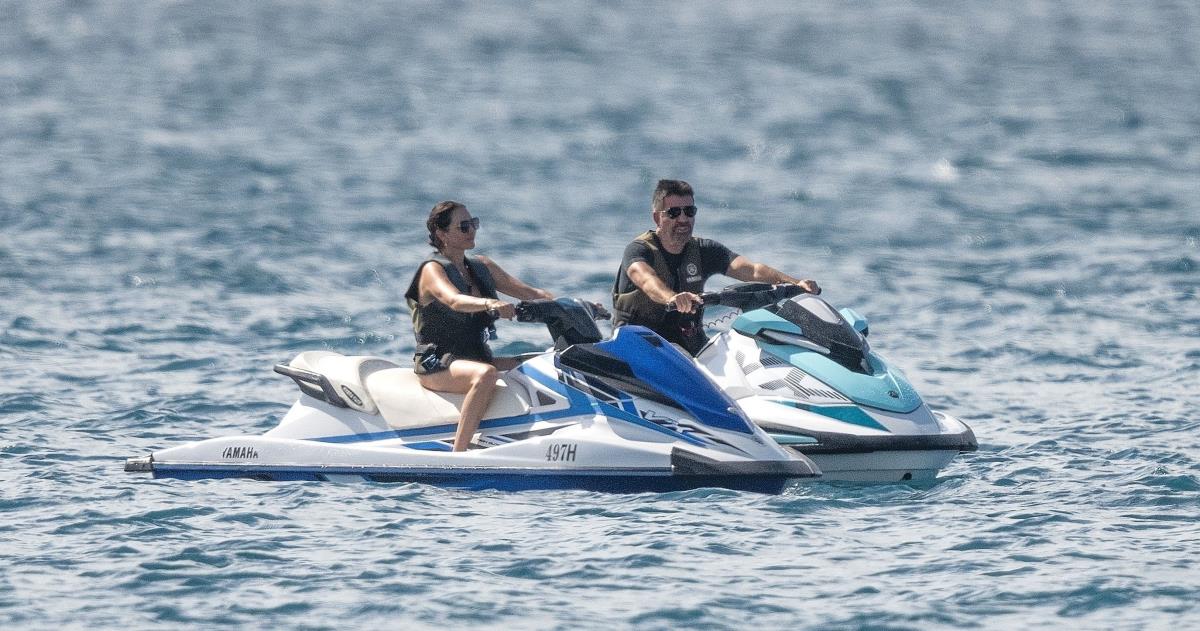 Sajmon Kauel sa suprugom vozi gliser