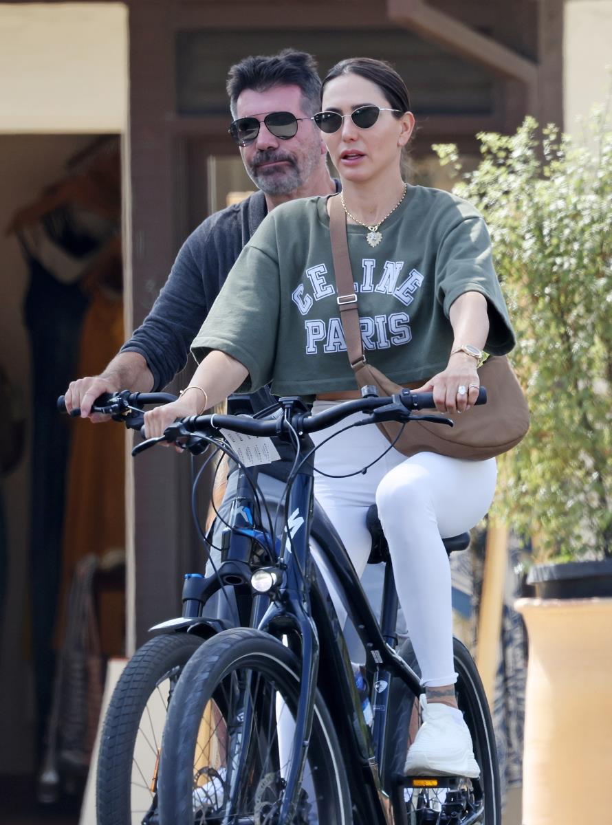 Sajmon Kauel sa suprugom vozi bicikl