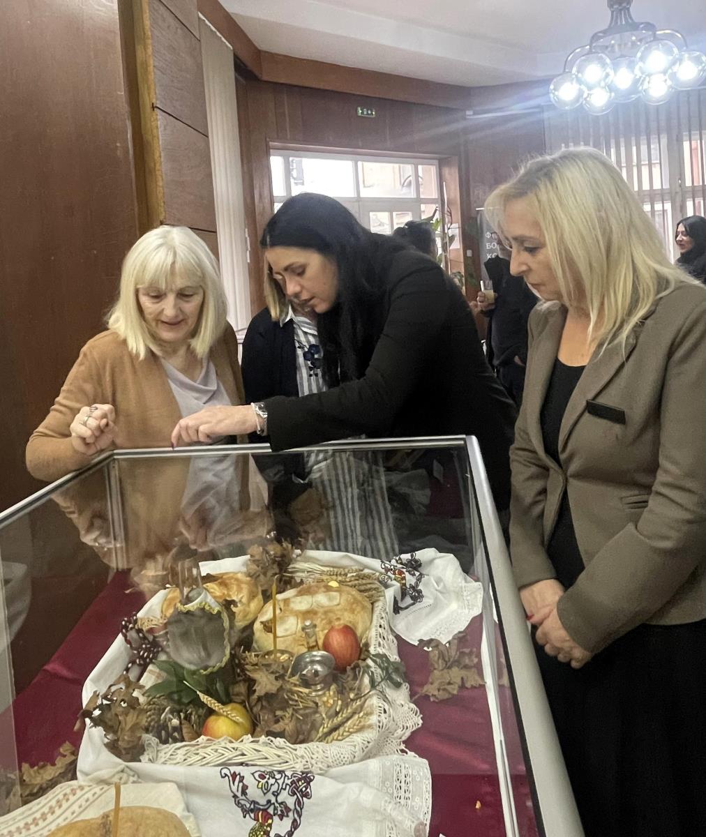 LOZNICA - Gradonačelnica na festivalu.jpg