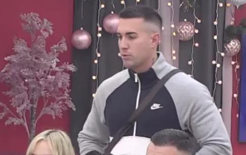 VAŽIO ZA NAJVEĆEG ZAVODNIKA U ZADRUZI, IMAO VRUĆE AFERE, A SAD SE SVI PITAJU ŠTA MU SE DESILO: Duga crna kosa, nalakirani nokti, krejon i senka oko očiju...