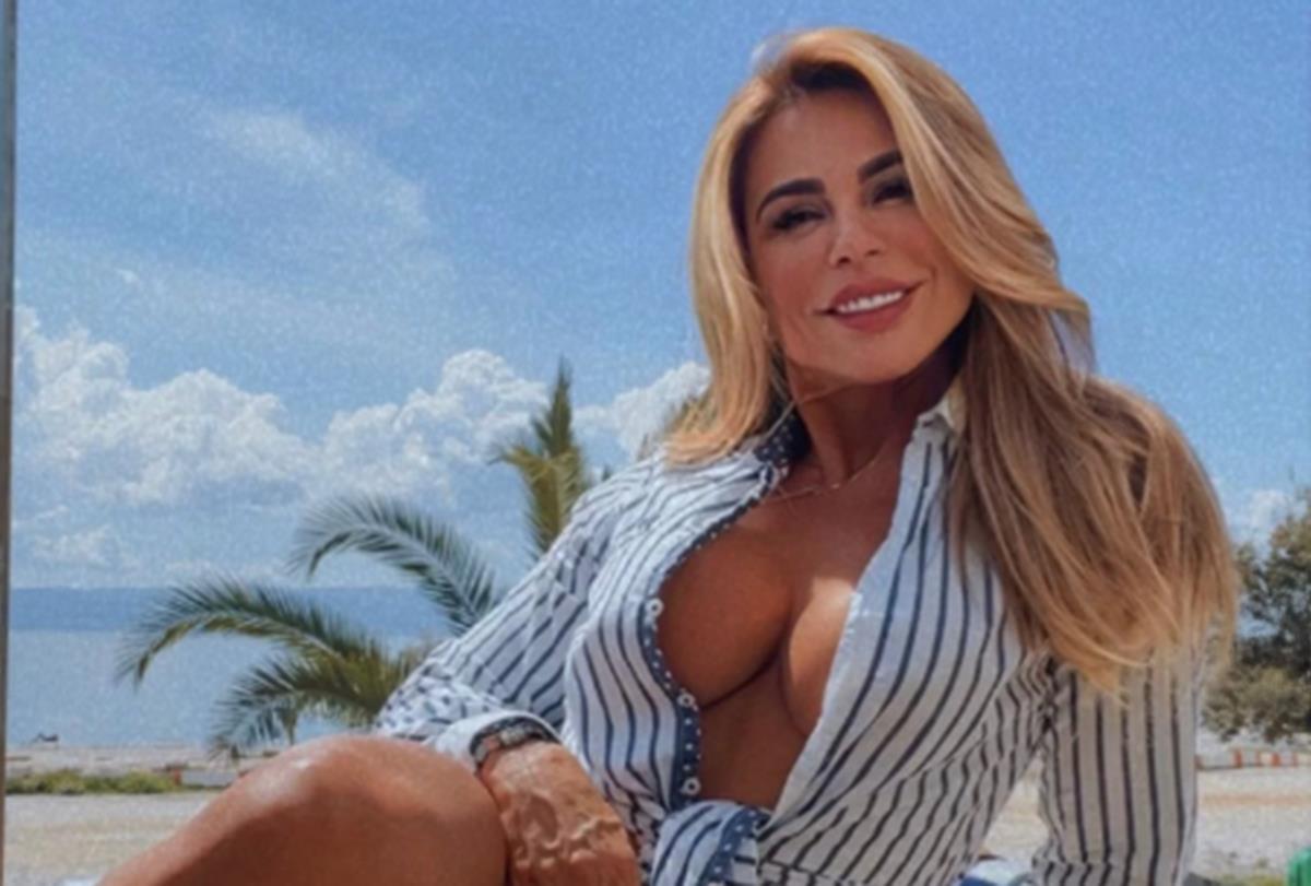 Andrea Sanšajn u košulji na plaži