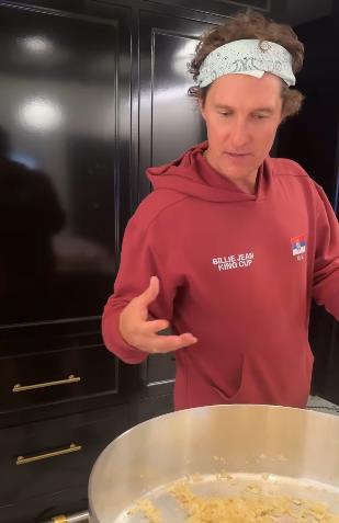 Metju Mekonahi nosi duks sa srpskom zastavom