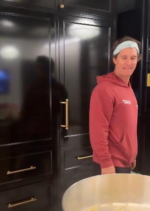 metju mekonahi srpska zastava foto instagram (3).png