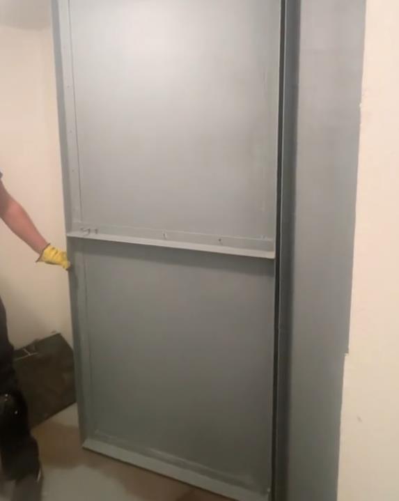 bračni par otkrio tajnu prostoriju u svojoj kući (6).png