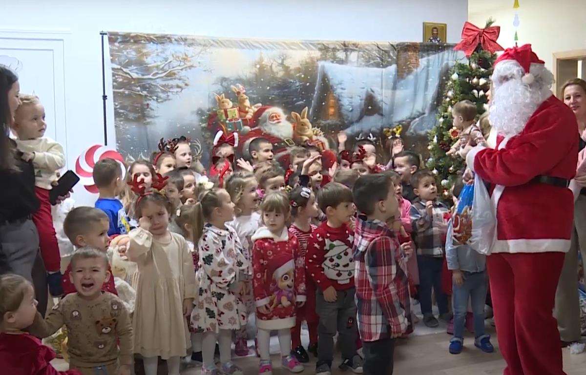 2024-12-27 15_38_07-PREDSEDNIK VUČIĆ POSLAO POKLONE MALIŠANIMA VRTIĆA U GORNJEM KUSCU - Tv Puls.png