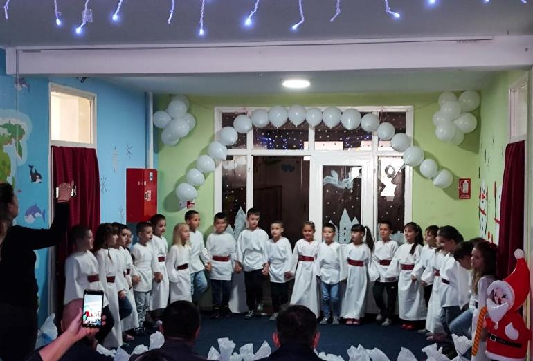 2024-12-27 16_45_01-Новогодишњи пакетићи, дар председника Вучића, подељени деци предшколских установ.jpg