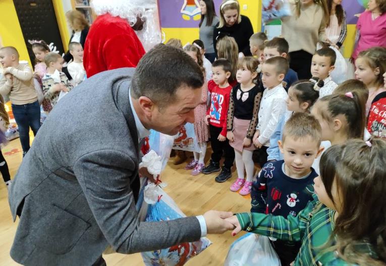 2024-12-27 16_44_53-Новогодишњи пакетићи, дар председника Вучића, подељени деци предшколских установ.png