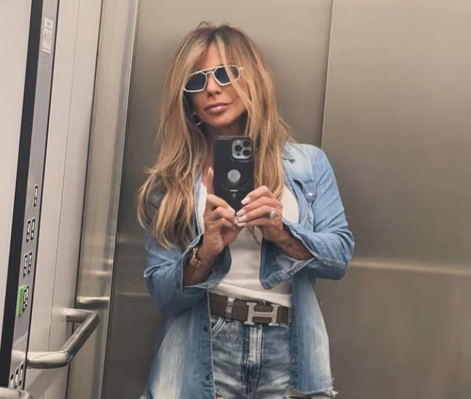 Andrea Sanšajn pravi selfi u liftu