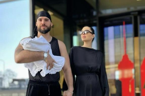 Adam Adaktar izveo ćerku i ženu iz porodilišta