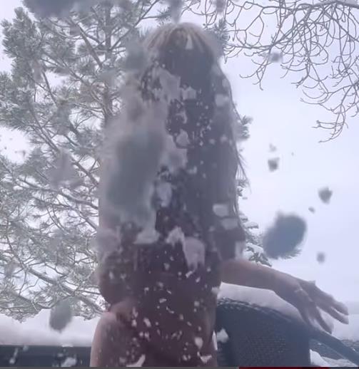 Hajdi Klum uživa u snegu u tangama foto Instagram (8).png