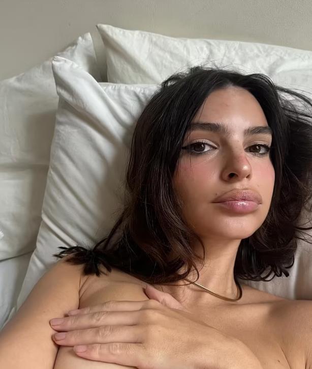 Emili Ratajkovski pozirala gola foto instagram (1).png