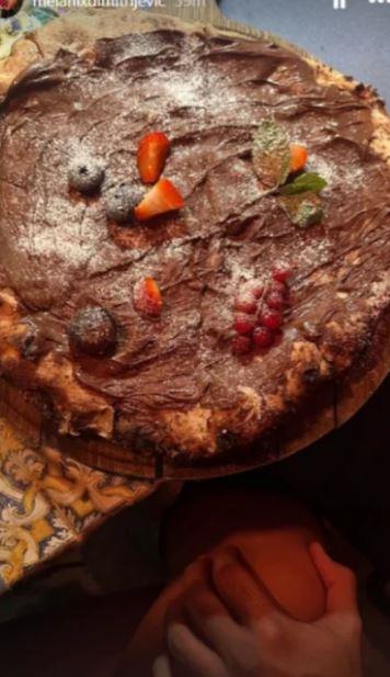 2024-12-31 07_56_08-Snajka Dragane Mirković Melani Dimitrijević pokazala gola leđa i dekolte, slavi .jpg