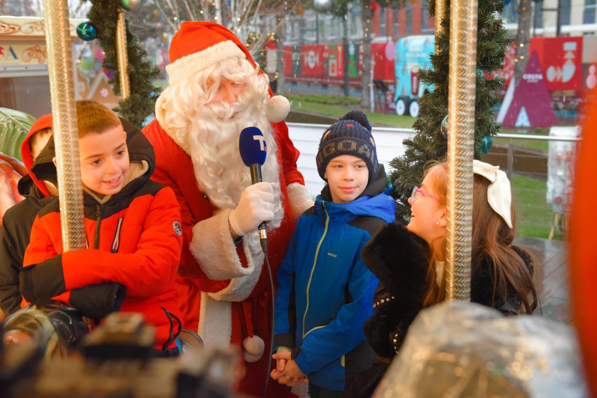 Čarolija druženja - Deda Mraz u ulozi novinara.JPG