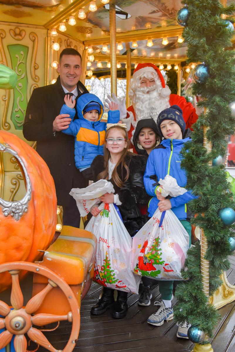 Milo Marković, član Izvršnog odbora Kompanije „Dunav osiguranje“  u društvu dece i Deda Mraza.JPG