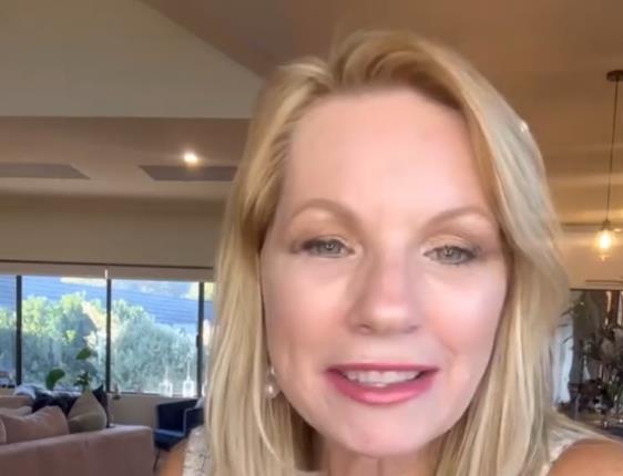 Luen Vard je vlasnica agencije za ženidbu bogatih muškaraca (7).jpg