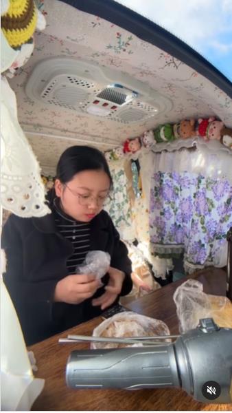 Lija živi u automobilu na 3 točka 2.png