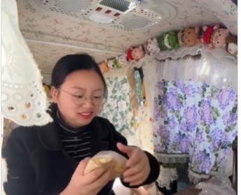 Lija živi u automobilu na 3 točka.jpg