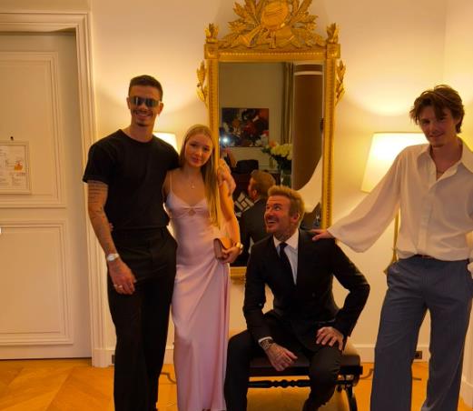 Dejvid Bekam sa porodicom u 2024 foto Instagram (5).png