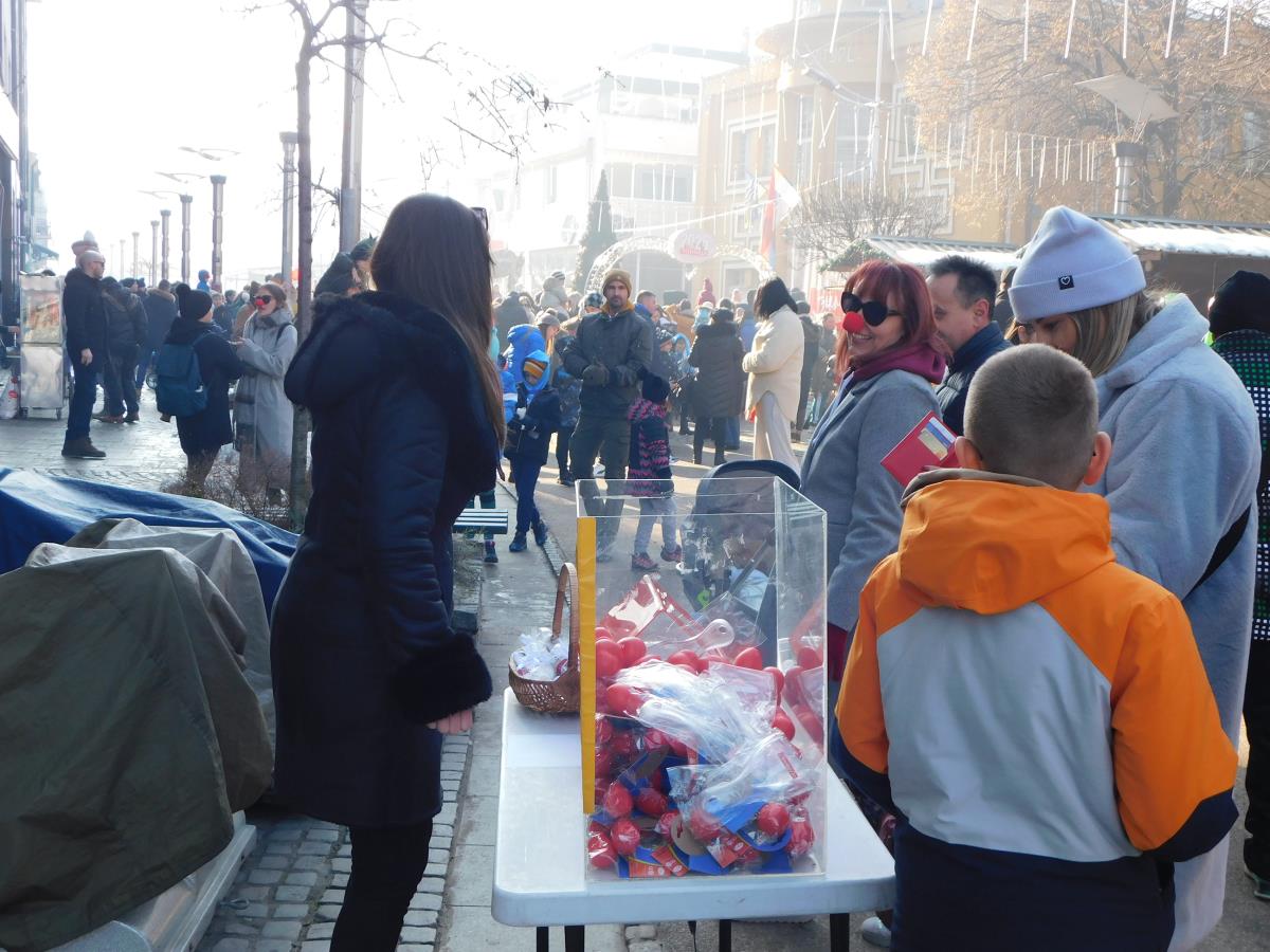 LOZNICA - Prodaja suvenira u humane svrhe.JPG