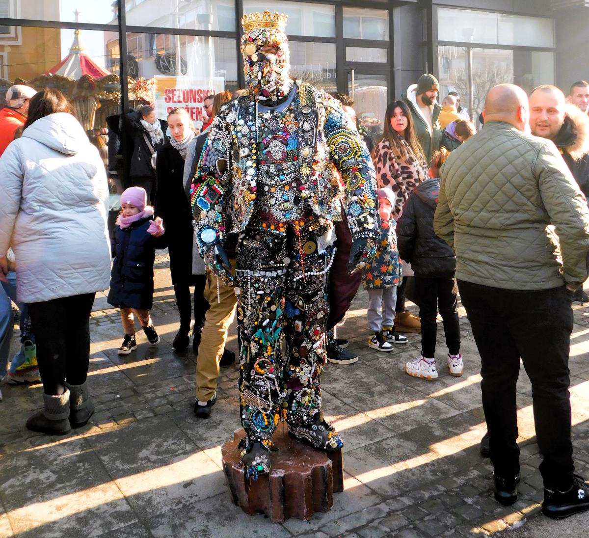 LOZNICA - Čovek statua.JPG