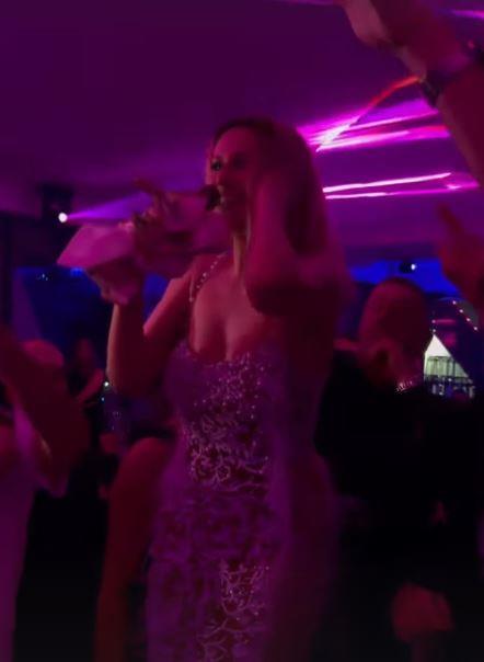 Rada Manojlović na stolu, novčanice lete na sve strane