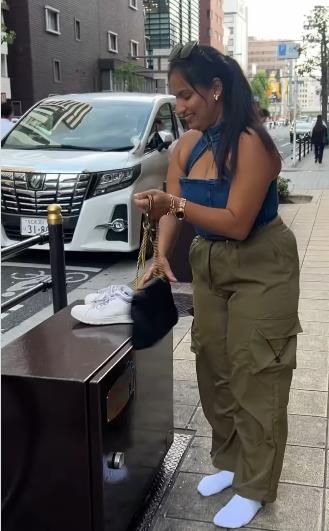 Simran Džain u belim čarapma hodala Japanom (8).png