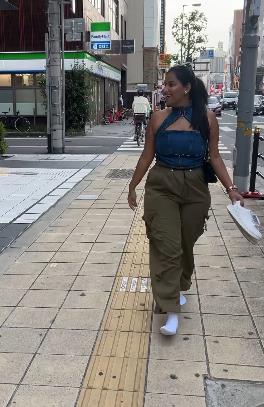 Simran Džain u belim čarapma hodala Japanom (1).png