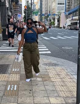 Simran Džain u belim čarapma hodala Japanom (2).png