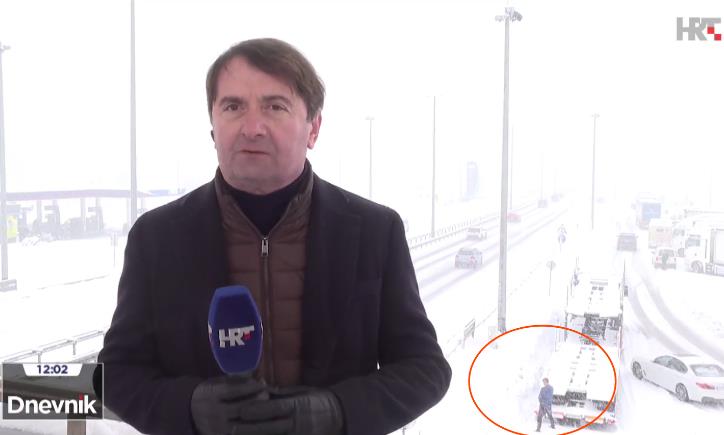 čovek mokri pored kamiona (5).png