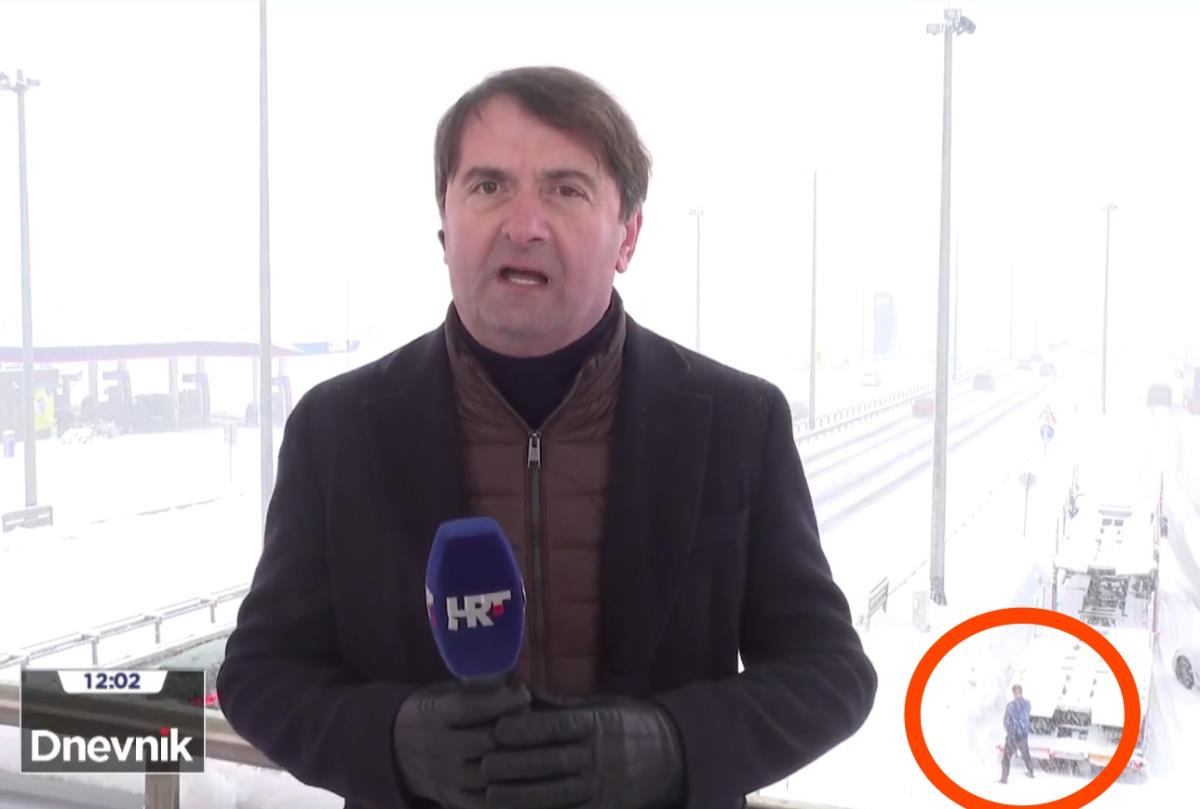 čovek mokri proed kamiona  (1).jpg