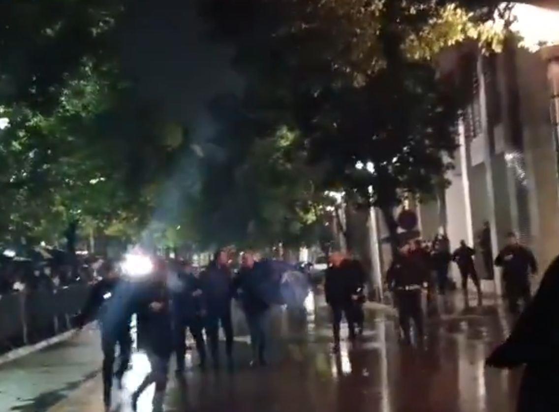 2025-01-03 18_10_04-(VIDEO) Protest ispred zgrade Vlade_ Građani skandiraju _Ubice, ubice_ — Mozilla.jpg