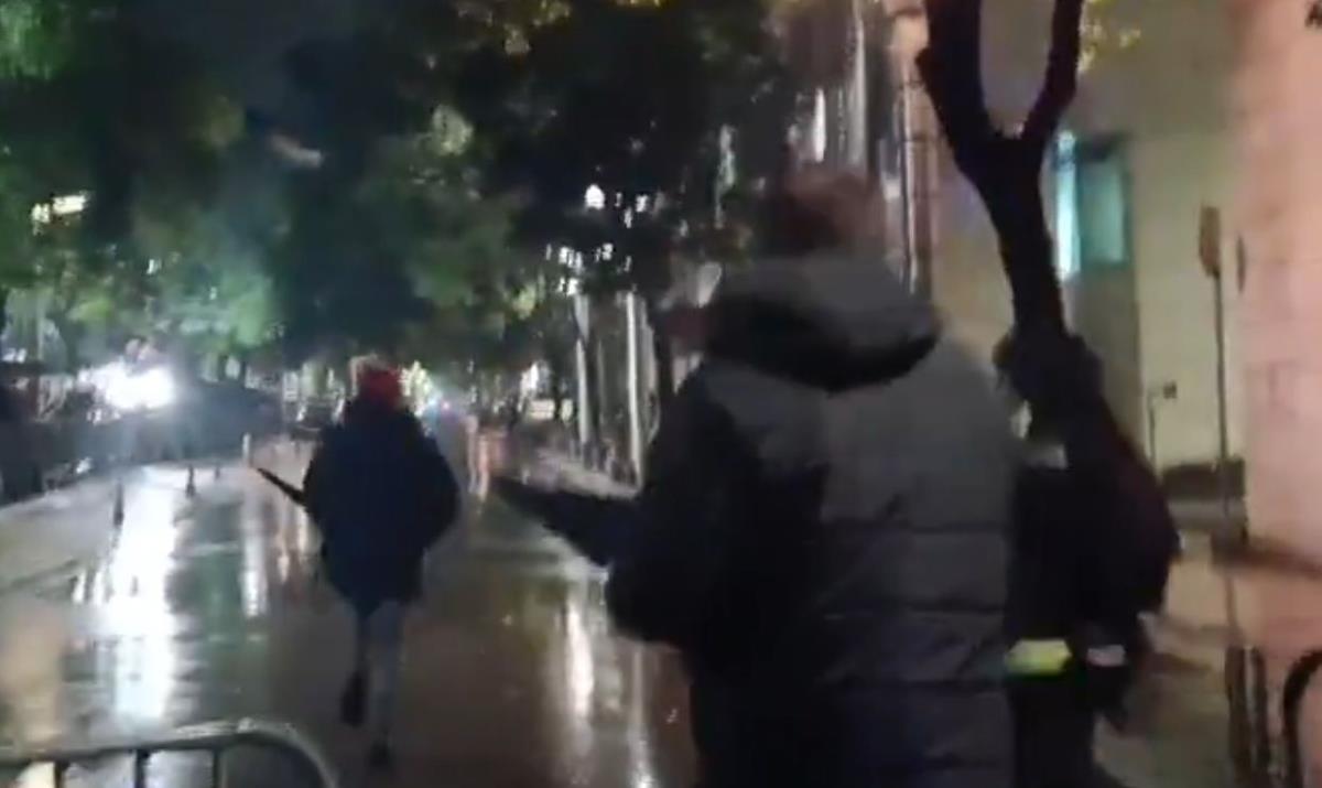 2025-01-03 18_09_47-(VIDEO) Protest ispred zgrade Vlade_ Građani skandiraju _Ubice, ubice_ — Mozilla.jpg