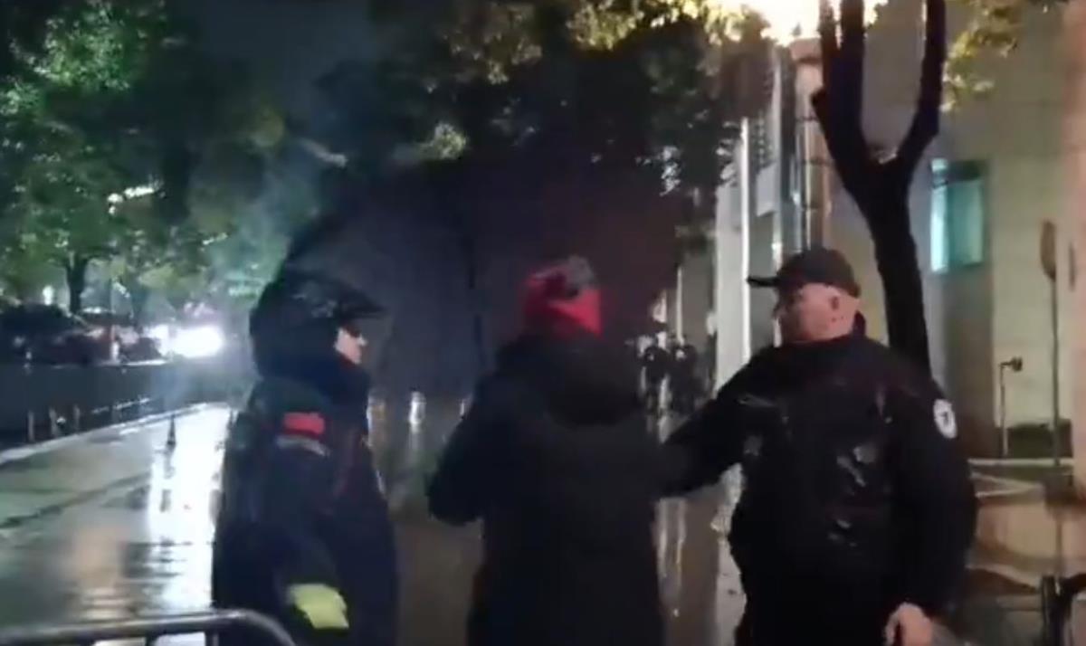 2025-01-03 18_09_39-(VIDEO) Protest ispred zgrade Vlade_ Građani skandiraju _Ubice, ubice_ — Mozilla.jpg