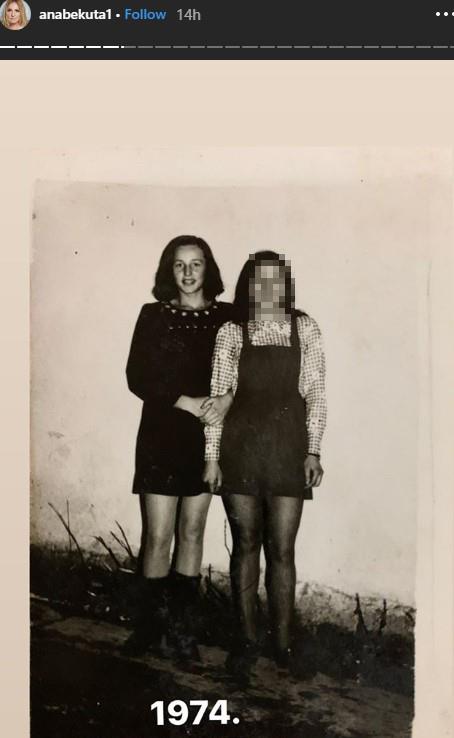 Ana Bekuta sa školskom drugaricom.jpg