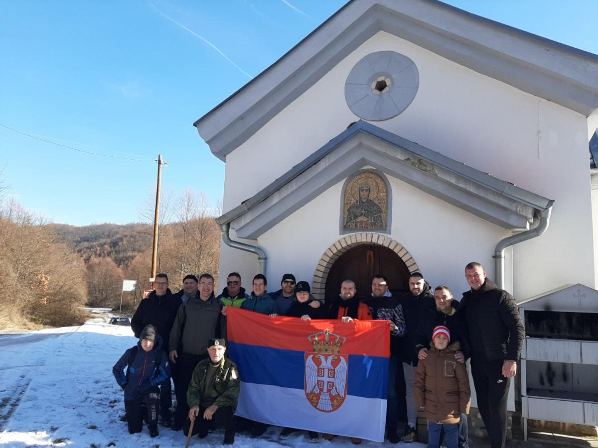 badnjak sve grupe ispred crkve.jpg