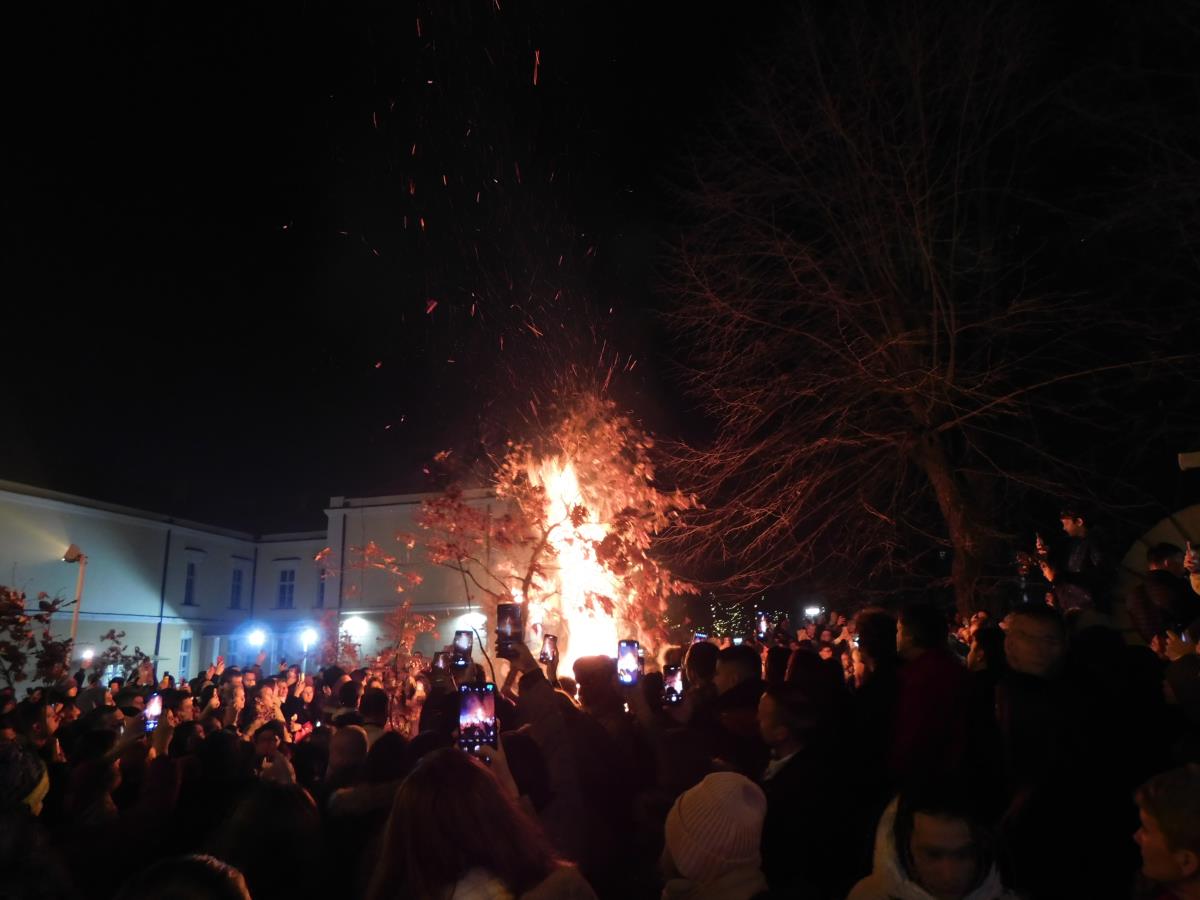 LOZNICA-Paljenje badnjaka.JPG